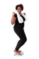 mujer afroamericana animando en una escala foto
