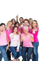 mujeres alegres voluntarias vestidas de rosa para el cáncer de mama