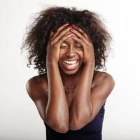 mujer negra emocional gritar y sosteniendo su cabeza