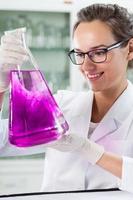 Examen científico frasco con líquido violeta foto