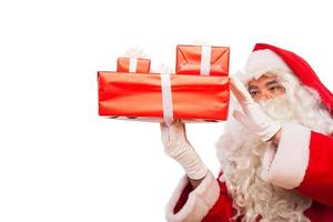 Papá Noel con regalos aislados en blanco, con espacio de copia