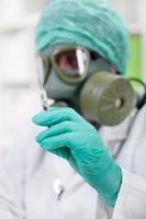 Científico en traje protector trabajando en laboratorio, se centran en syri