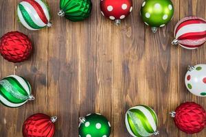 Bola de Navidad colorida de lujo sobre fondo de madera con espacio de copia foto