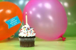 Celebración de cumpleaños con globos velas y pastel con espacio de copia