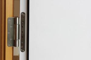 bisagra de puerta y fragmento de hoja de puerta como espacio de copia foto