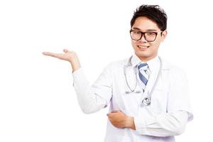 Doctor masculino asiático mostrar copia espacio con su mano de la palma