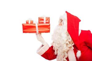 Papá Noel con regalos aislados en blanco, con espacio de copia