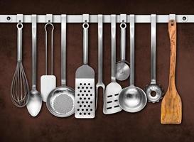 Küchenwerkzeuge vor brauner Wand photo