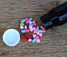pastillas variadas para el cuidado de la salud foto