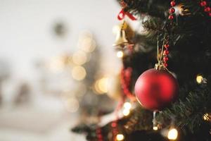 Árbol de navidad decorado con juguete y espacio de copia foto