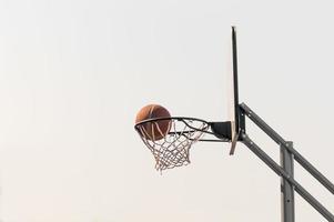 pelota en la red de baloncesto foto