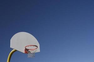 tablero de baloncesto y red en cielo azul brillante