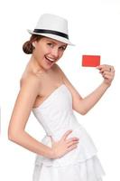 Mujer de verano mostrando tarjeta de crédito con espacio de copia