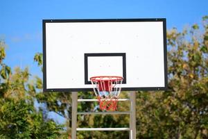 Aro de baloncesto en el patio de recreo en el parque foto