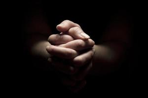 rezar con las manos juntas foto