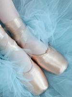 Pies en zapatillas de ballet con fondo de tutú foto