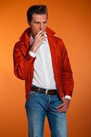 moda vintage de los años cincuenta hombre fumando cigarrillos. mirada rebelde foto
