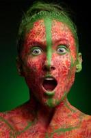 mujer emocional con múltiples líneas rojas y cabello verde