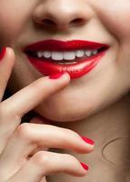 primer plano de mujer labios rojos foto