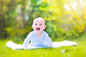 lindo bebé riendo en el jardín foto