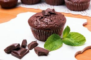 primer plano de muffin de chocolate foto