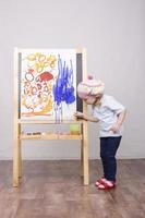 niña artista pinta sobre lienzo foto