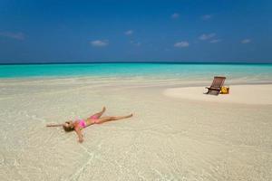 linda mujer relajante en la playa tropical foto