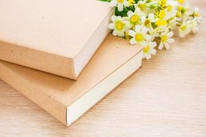 libros y flor de margarita