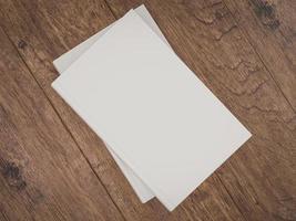 plantilla de maqueta de libro blanco vacío sobre fondo de madera foto