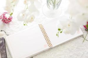 cuaderno en blanco sobre una mesa de madera blanca foto