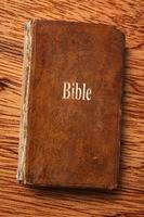 viejo libro de la biblia foto