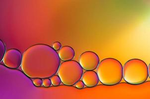 coloridas gotas de aceite y burbujas de aire en el agua foto