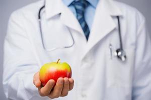 doctor con una manzana