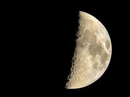 luna creciente sobre fondo negro foto