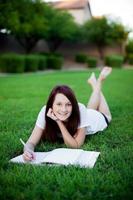 Chica estudiando en el parque. foto