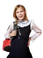 niña de pie con mochila escolar aislado foto