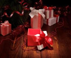 árbol de navidad con regalos coloridos