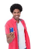 hombre feliz mostrando tarjeta de crédito