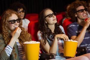 jóvenes amigos viendo una película en 3d