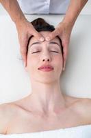 fisioterapeuta haciendo masaje de cabeza foto