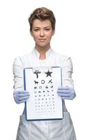 oftalmólogo masculino con tabla optométrica