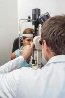 oftalmólogo realizando pruebas oculares foto