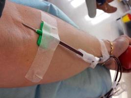 donante de sangre durante la transfusión en el hospital