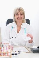 Edad media médico mujer dando prescripción