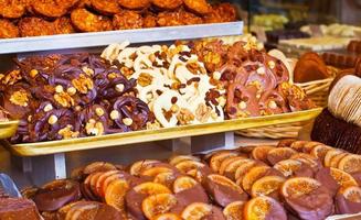 Temperando chocolate y galletas belgas en la pastelería foto