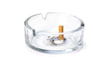 colilla de cigarrillo en un cenicero, aislado en blanco foto