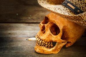 cráneo con cigarrillo, naturaleza muerta.