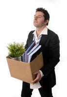 hombre de negocios desordenado con caja de cartón despedido de trabajo