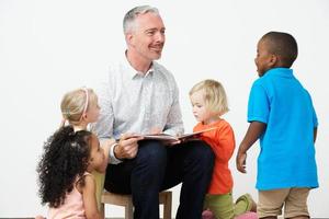 maestra de preescolar leyendo cuentos a niños