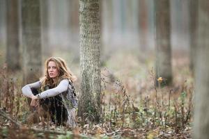 mujer joven en bosque